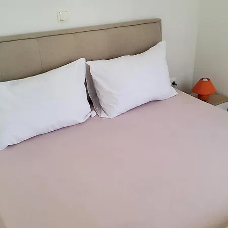 11 Sleeps 4 Guests * Split